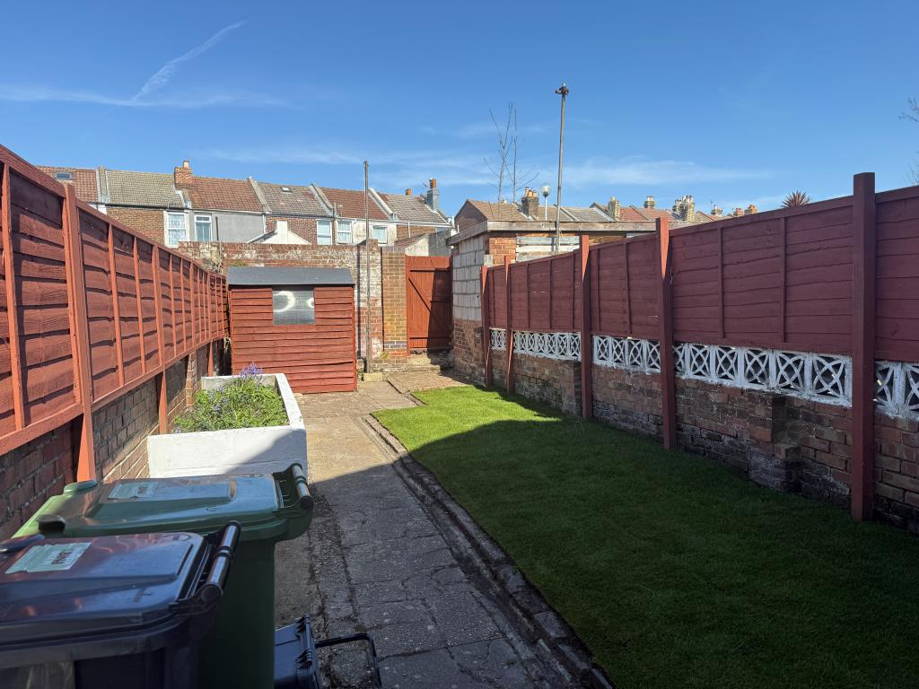 Lot: 123 - TERRACED HOUSE READY FOR OCCUPATION OR INVESTMENT - Garden